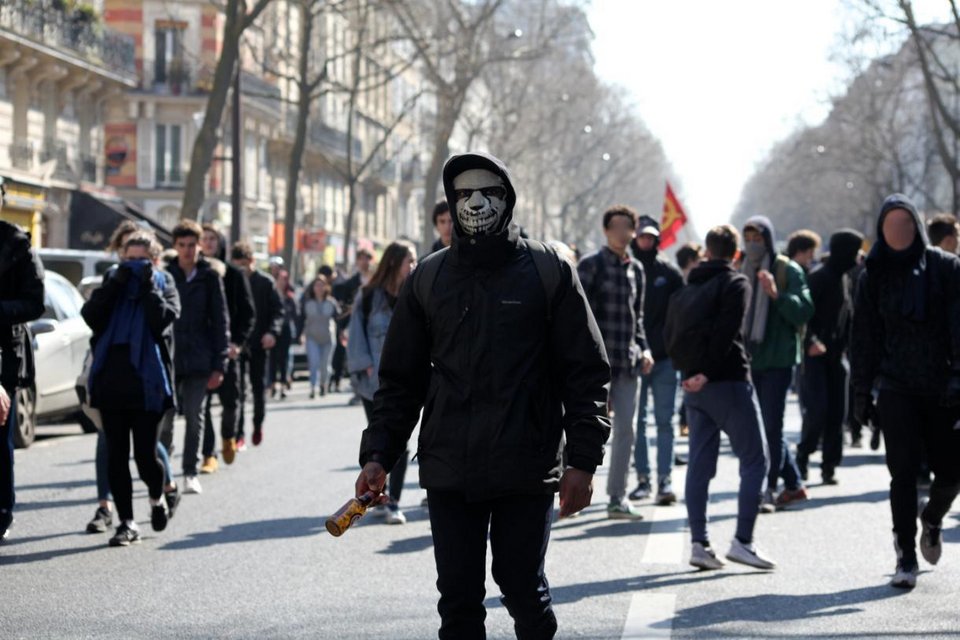 Αγριες συγκρούσεις στο Παρίσι μεταξύ αστυνομίας και φοιτητών [εικόνες&βίντεο]  | iefimerida.gr 3