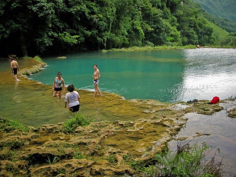 Παράδεισος: Οι πέντε φυσικές τιρκουάζ πισίνες πάνω στον ποταμό Cahabòn [εικόνες]  | iefimerida.gr 4