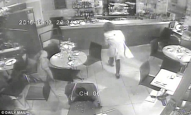 Δυο φίλες γλίτωσαν από τον τζιχαντιστή στο Παρίσι χωρίς να το καταλάβουν -Τις σημάδευε, αλλα έμεινε από σφαίρες [εικόνες&βίντεο] | iefimerida.gr 10