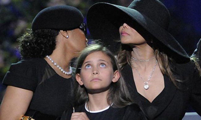 Η μικρή κόρη του Μάικλ Τζάκσον μεγάλωσε και φλερτάρει [εικόνες]  | iefimerida.gr 4