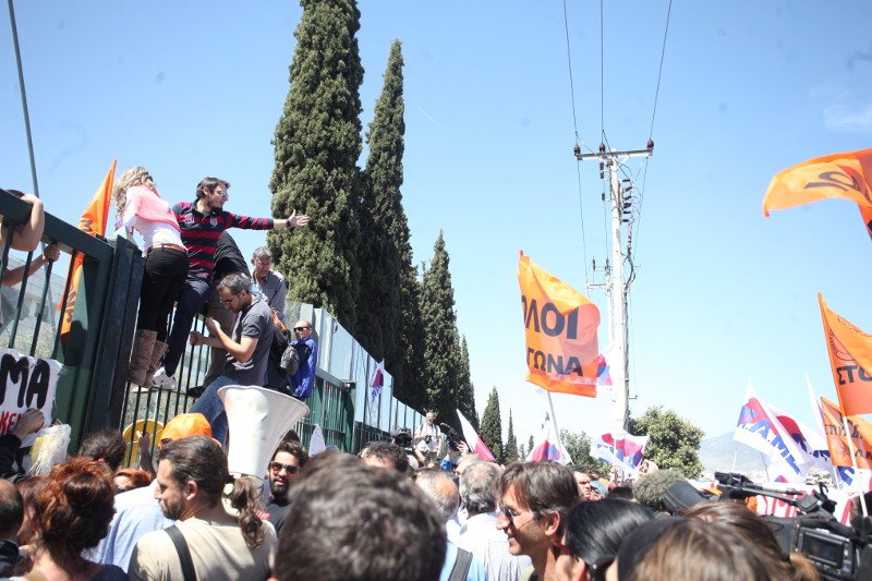 Ενταση στο υπουργείο Παιδείας και εισβολή εκπαιδευτικών -Αιφνιδίασαν τα ΜΑΤ, μπήκαν από την πίσω πόρτα [εικόνες] | iefimerida.gr 6