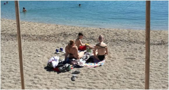 Εβγαλε ήλιο, γέμισαν κόσμο οι παραλίες της Αττικής -Στη σκιά του «Αγία Ζώνη» [εικόνες & βίντεο] | iefimerida.gr 0