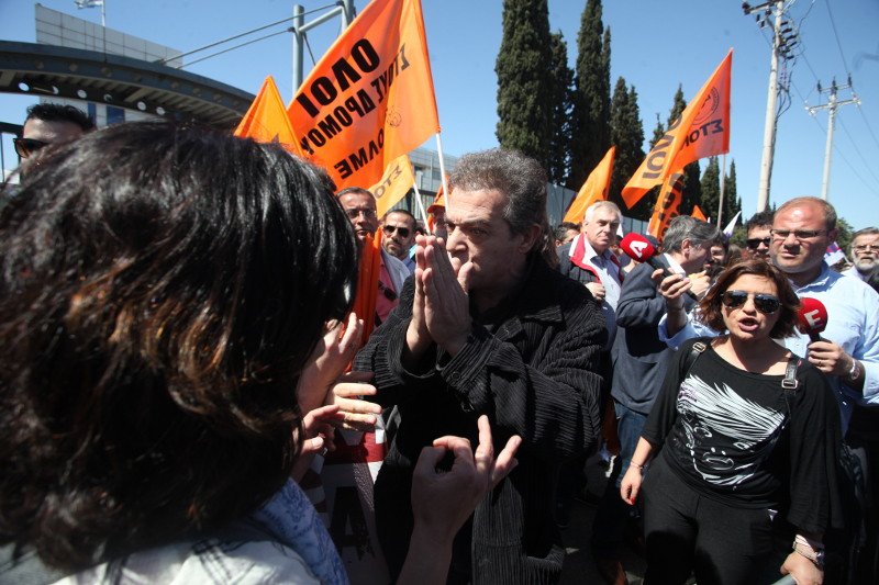 Ενταση στο υπουργείο Παιδείας και εισβολή εκπαιδευτικών -Αιφνιδίασαν τα ΜΑΤ, μπήκαν από την πίσω πόρτα [εικόνες] | iefimerida.gr 2