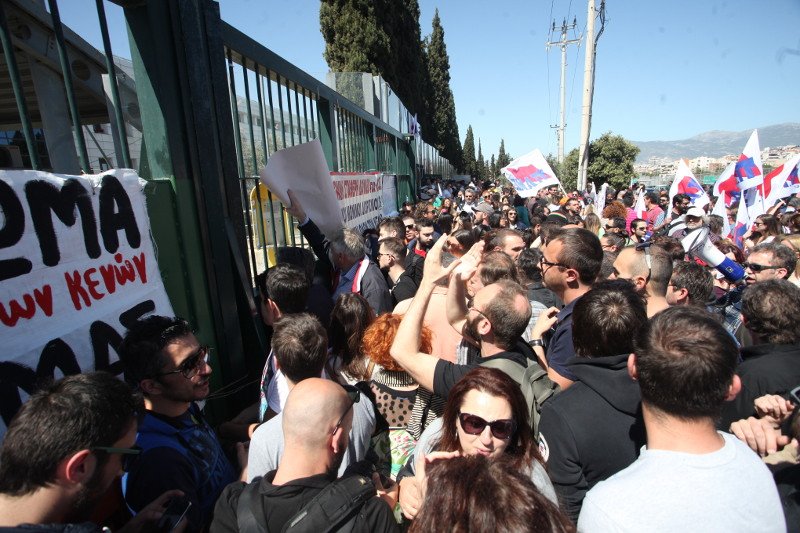 Ενταση στο υπουργείο Παιδείας και εισβολή εκπαιδευτικών -Αιφνιδίασαν τα ΜΑΤ, μπήκαν από την πίσω πόρτα [εικόνες] | iefimerida.gr 3