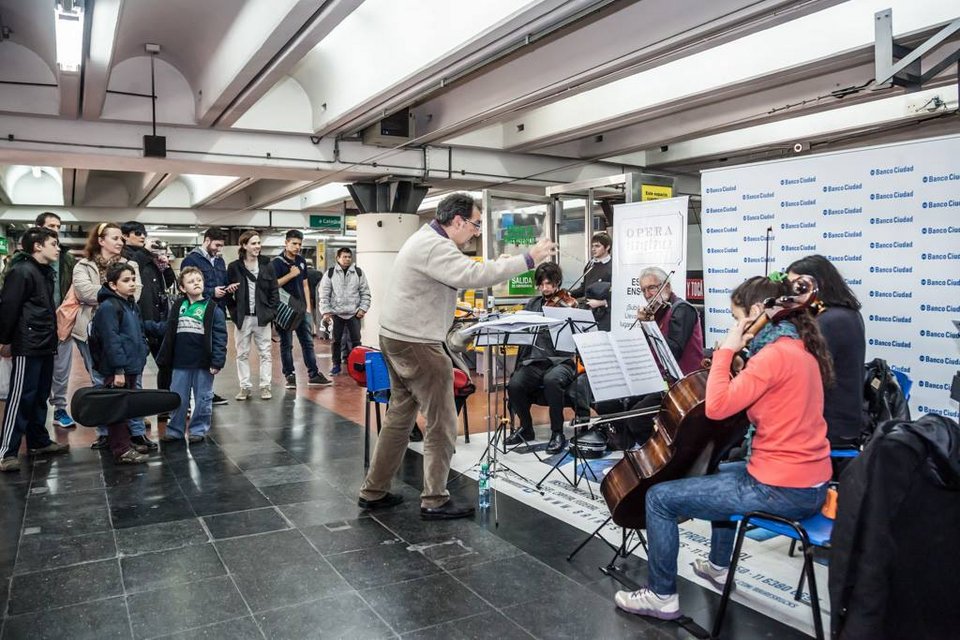Αργεντινή: O διευθυντής ορχήστρας που παρουσιάζει όπερα σε Μετρό και ψυχιατρεία [εικόνες] | iefimerida.gr 1