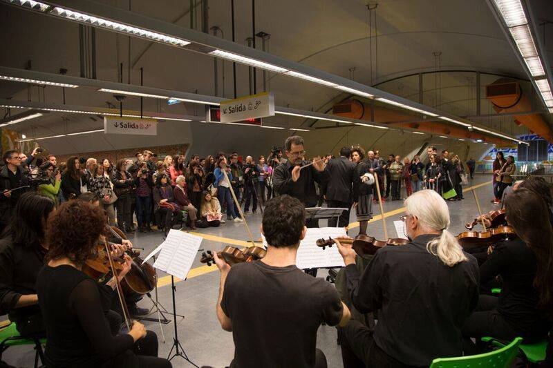 Αργεντινή: O διευθυντής ορχήστρας που παρουσιάζει όπερα σε Μετρό και ψυχιατρεία [εικόνες] | iefimerida.gr 2