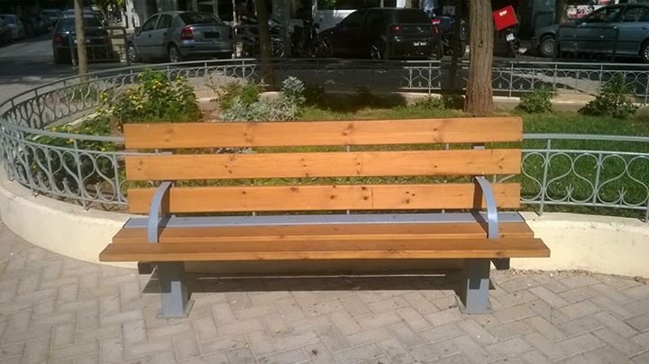 Το left.gr καταγγέλλει: O Δήμαρχος Αθηναίων έβαλε παγκάκια με κάγκελα για να μην κοιμούνται οι άστεγοι [εικόνες] | iefimerida.gr 0