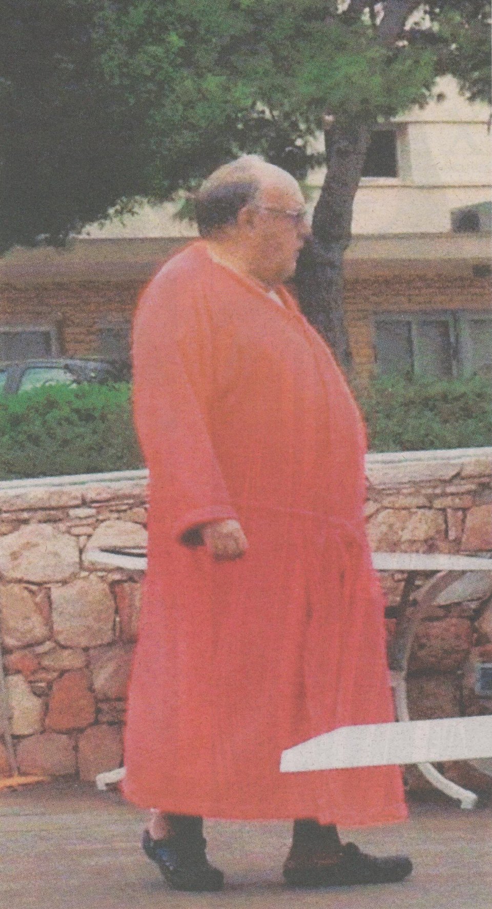 O Θόδωρος Πάγκαλος με μπουρνούζι και παντόφλες περιφέρεται στη Λίμνη Βουλιαγμένης [εικόνα] | iefimerida.gr 0