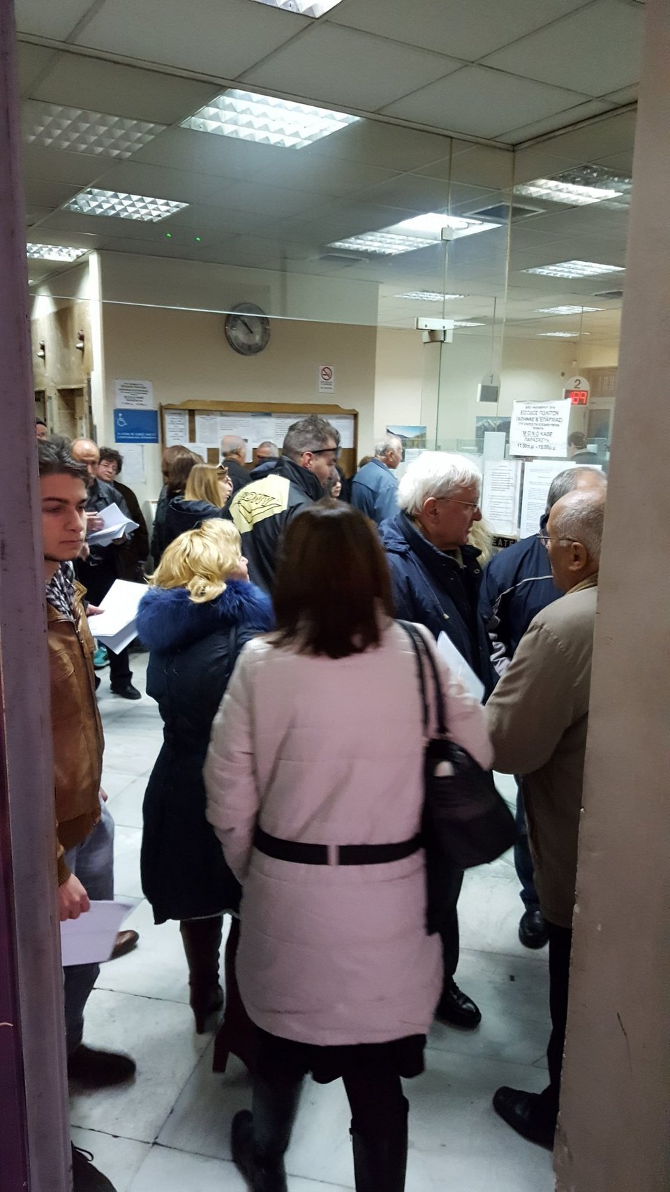 Πάγκαλος: Ο Μαδούρο είναι εδώ! -Εξαθλιωμένοι πολίτες κάνουν ουρά για πενταροδεκάρες | iefimerida.gr 1