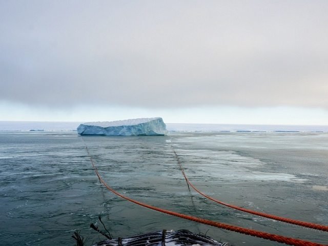 Πλοίο ρυμούλκησε παγόβουνο -Του άλλαξε πορεία για να μην συγκρουστεί με εγκαταστάσεις στην Αρκτική [εικόνες & βίντεο]  | iefimerida.gr 0