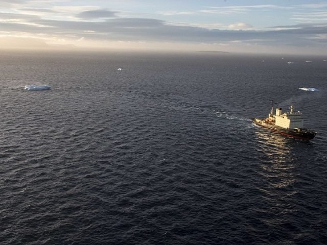 Πλοίο ρυμούλκησε παγόβουνο -Του άλλαξε πορεία για να μην συγκρουστεί με εγκαταστάσεις στην Αρκτική [εικόνες & βίντεο]  | iefimerida.gr 1