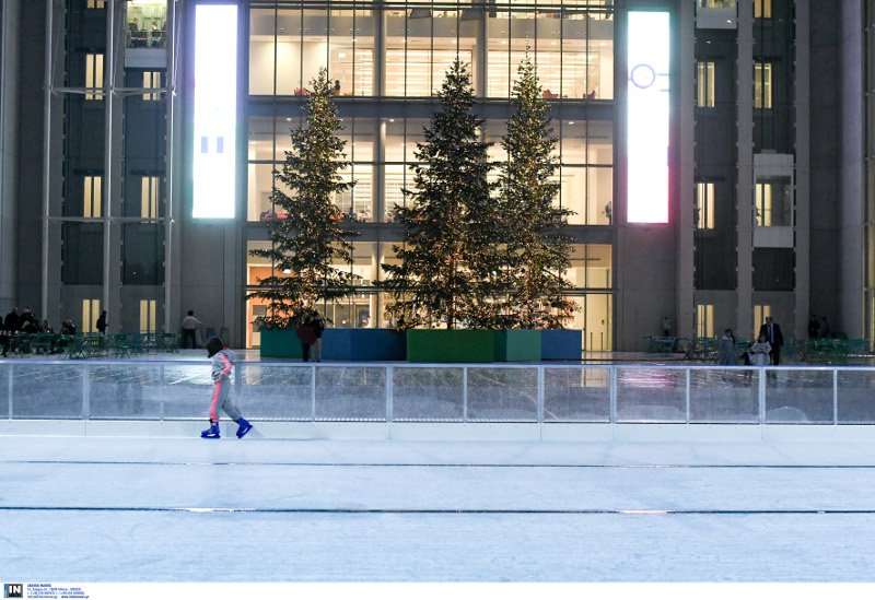 Χριστουγεννιάτικο παγοδρόμιο στο «Σταύρος Νιάρχος» -Διασκέδαση στον πάγο [εικόνες] | iefimerida.gr 2