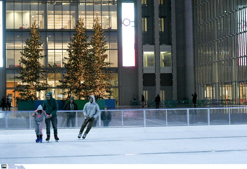 Χριστουγεννιάτικο παγοδρόμιο στο «Σταύρος Νιάρχος» -Διασκέδαση στον πάγο [εικόνες] | iefimerida.gr 3