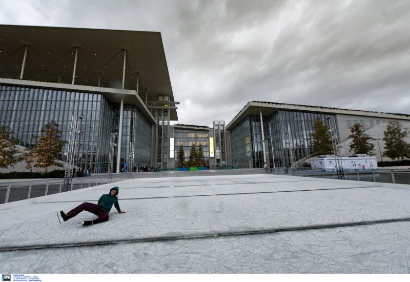 Χριστουγεννιάτικο παγοδρόμιο στο «Σταύρος Νιάρχος» -Διασκέδαση στον πάγο [εικόνες] | iefimerida.gr 4
