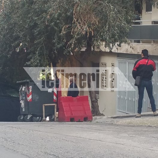 Παγκράτι: Εντοπίστηκαν 2 χειροβομβίδες έξω από πολυκατοικία [βίντεο] | iefimerida.gr 1