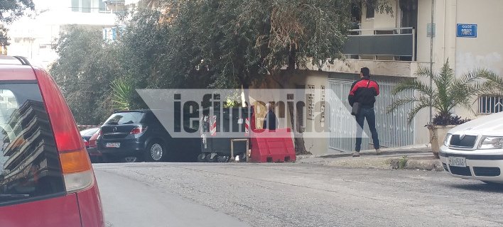 Παγκράτι: Εντοπίστηκαν 2 χειροβομβίδες έξω από πολυκατοικία [βίντεο] | iefimerida.gr 0