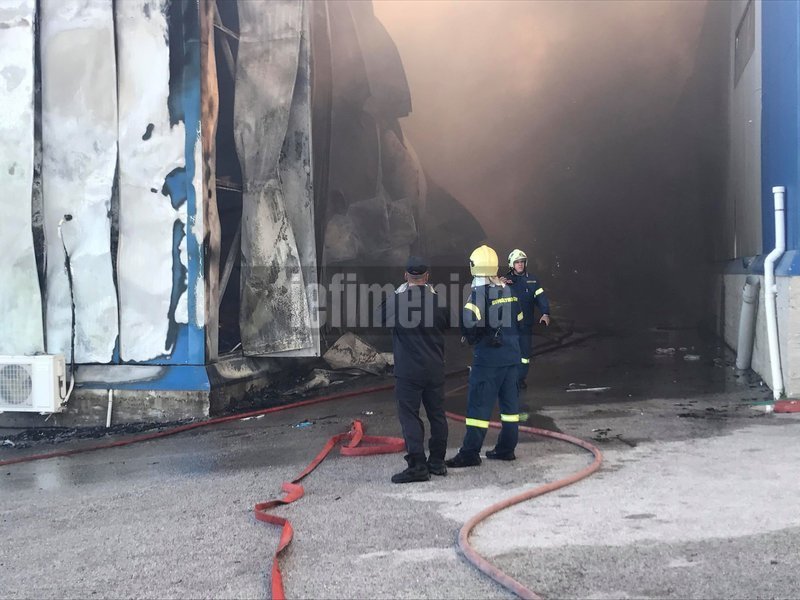 Μεγάλη πυρκαγιά σε αποθήκη χαρτικών στην Παιανία -Οι καπνοί φαίνονται από την Αθήνα [εικόνες & βίντεο] | iefimerida.gr 3