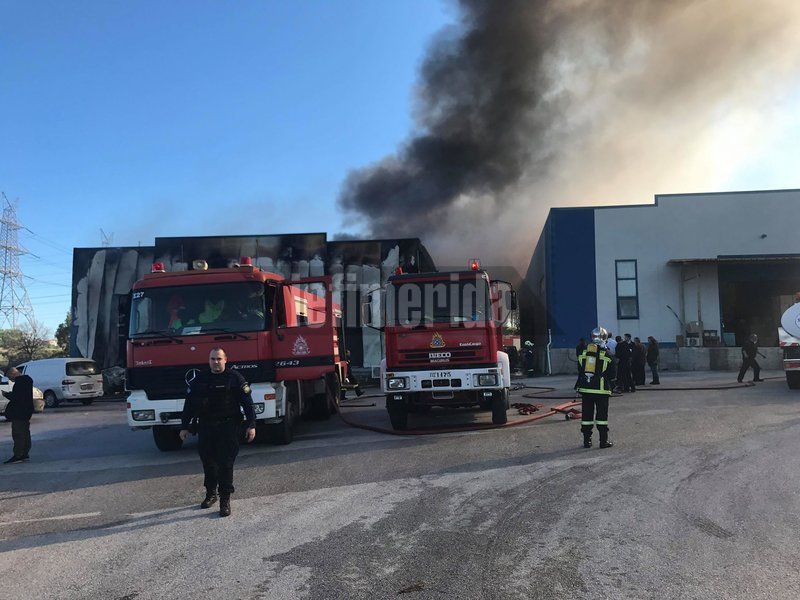 Μεγάλη πυρκαγιά σε αποθήκη χαρτικών στην Παιανία -Οι καπνοί φαίνονται από την Αθήνα [εικόνες & βίντεο] | iefimerida.gr 6