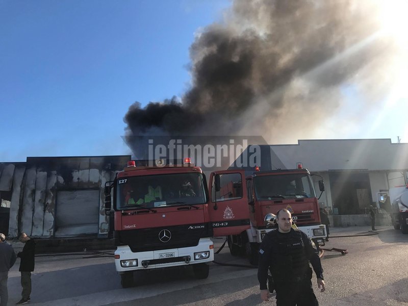 Μεγάλη πυρκαγιά σε αποθήκη χαρτικών στην Παιανία -Οι καπνοί φαίνονται από την Αθήνα [εικόνες & βίντεο] | iefimerida.gr 5