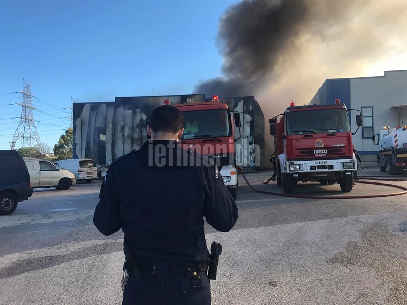 Μεγάλη πυρκαγιά σε αποθήκη χαρτικών στην Παιανία -Οι καπνοί φαίνονται από την Αθήνα [εικόνες & βίντεο] | iefimerida.gr 4