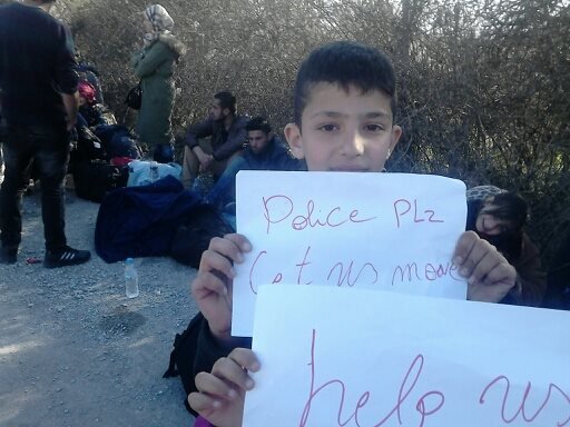 Για την Ειδομένη με τα πόδια -Συγκινητικά μήνυματα προσφύγων στους αστυνομικούς [εικόνες] | iefimerida.gr 0