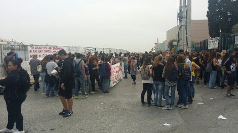 Μαθητές πολιόρκησαν το υπουργείο Παιδείας -Διαμαρτυρία κατά του νέου Λυκείου και της Τράπεζας Θεμάτων [εικόνες] | iefimerida.gr 0