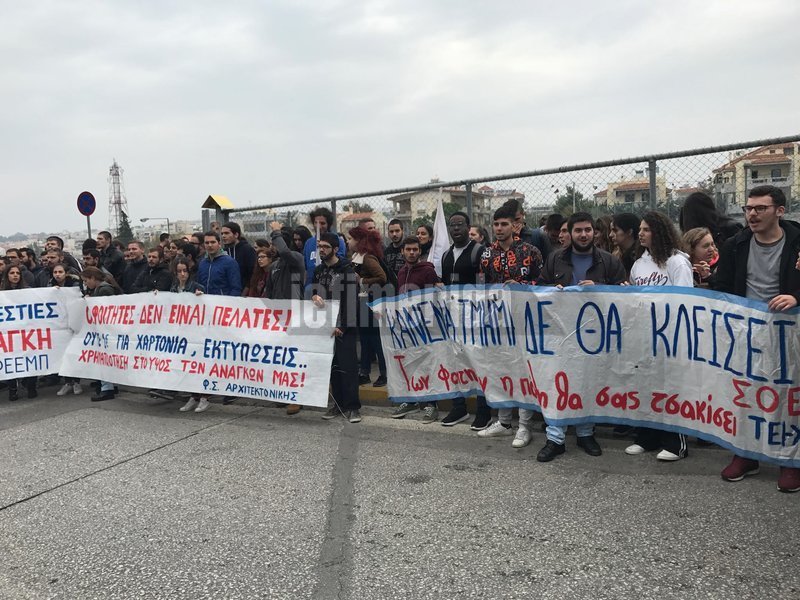στον αύλειο χώρο του υπουργείου βρίσκονται παραταγμένες κλούβες και διμοιρίες των ΜΑΤ