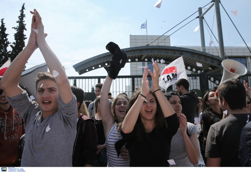Υπουργείο Παιδείας: Διαμαρτυρία μαθητών και γονέων για τις επαναληπτικές εξετάσεις [εικόνες]  | iefimerida.gr 1