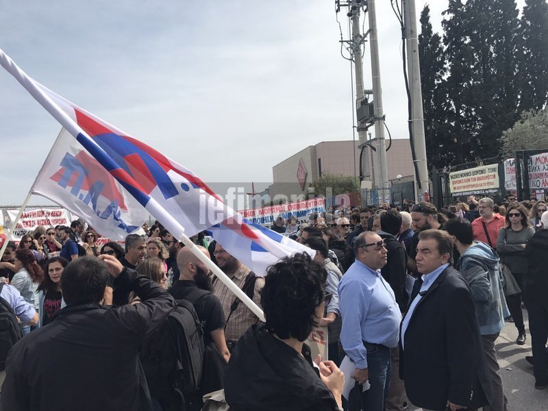 Περίπου 300 εκπαιδευτικοί και μαθητές έξω από το υπ. Παιδείας