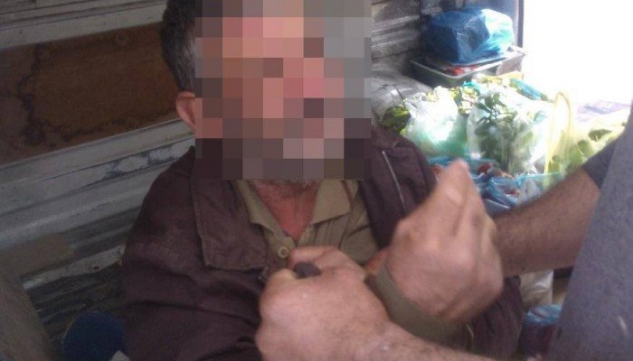 Έμποροι λαϊκής έπιασαν στα πράσα ηλικιωμένο να χαϊδεύει 12χρονο κορίτσι [εικόνα] | iefimerida.gr 0