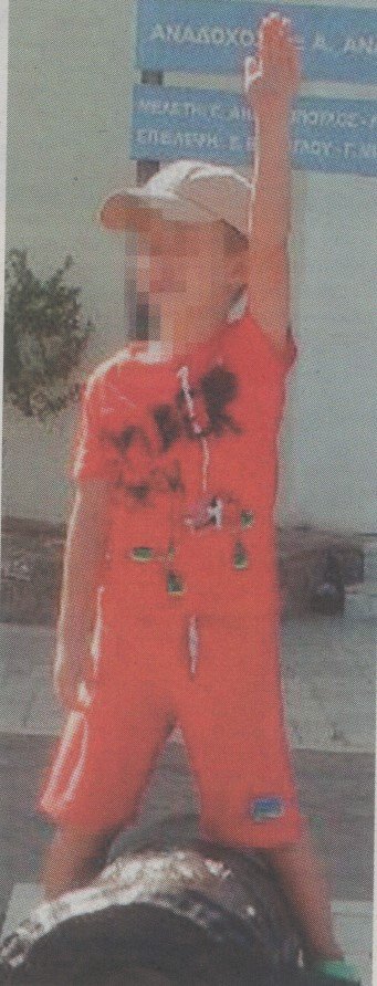 Η προκλητική φωτογραφία μικρού παιδιού που χαιρετά ναζιστικά -Συμπεριλαμβάνεται στη δικογραφία που «καίει» τη ΧΑ [εικόνα] | iefimerida.gr 0