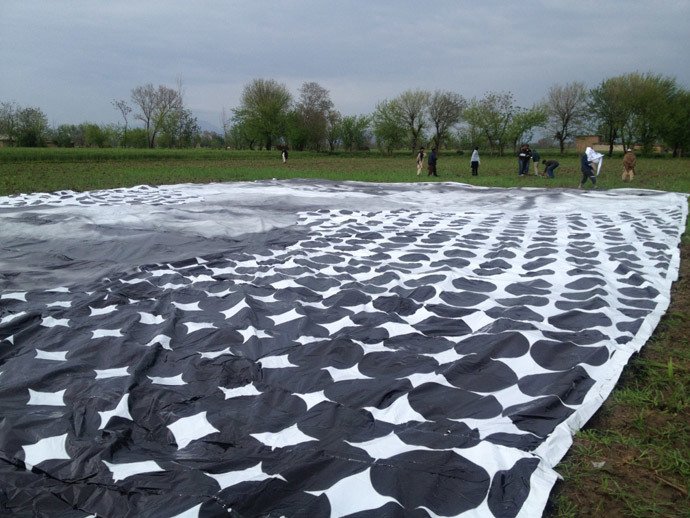 Διαμαρτυρία στο Πακιστάν που προκαλεί ρίγη -Εβαλαν τεράστιο πορτραίτο παιδιού σε σημείο όπου πέφτουν βόμβες [εικόνες] | iefimerida.gr 0