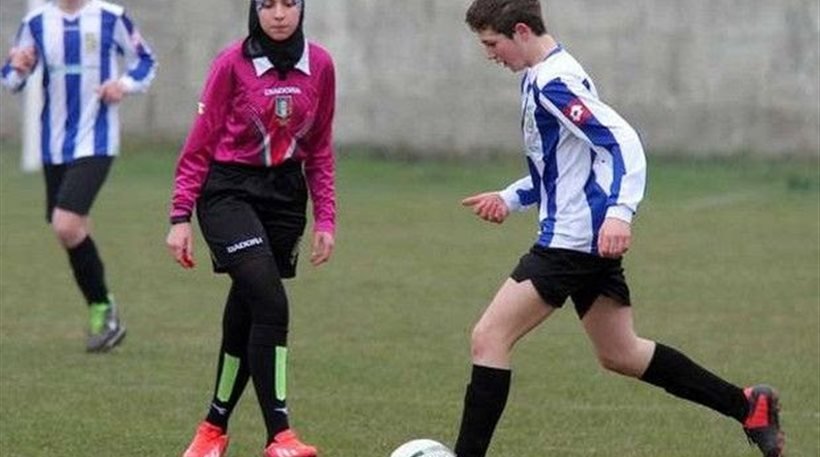 Γυναίκα διαιτητής ποδοσφαίρου με σαρία: Η γλυκύτατη 15χρονη που έκλεψε την παράσταση στην Ιταλία[εικόνα] | iefimerida.gr 0