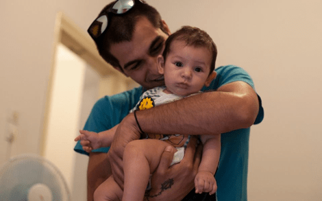 Τόνι: Το παιδί των φαναριών από την Κορυτσά που το πούλησαν οι γονείς του, ζει σήμερα στη Θεσσαλονίκη [εικόνες] | iefimerida.gr 0