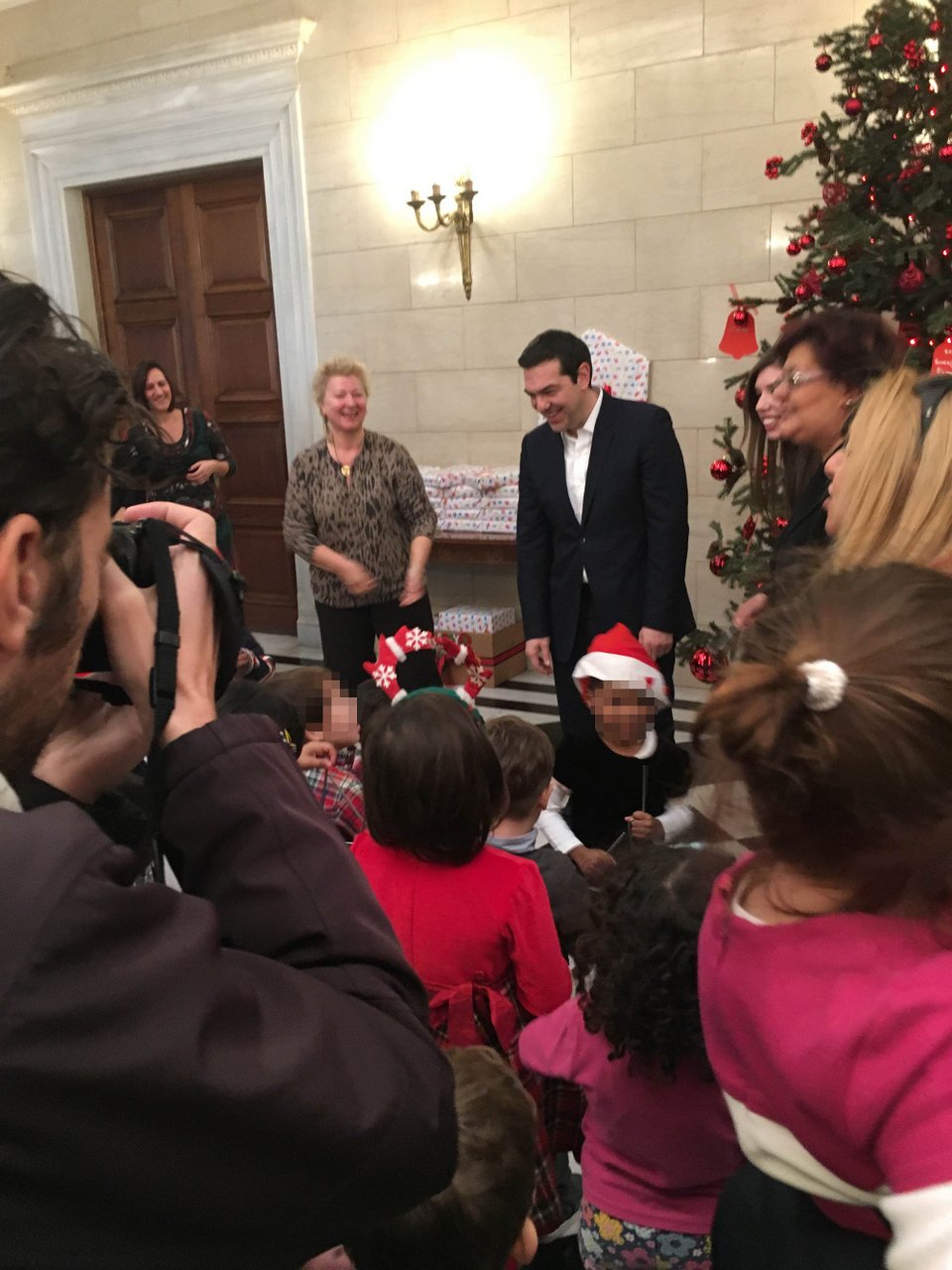 Τρομερός πιτσιρικάς στο Μαξίμου ρωτάει τον Τσίπρα «πώς σε λένε εσένα;» [εικόνες] | iefimerida.gr 4