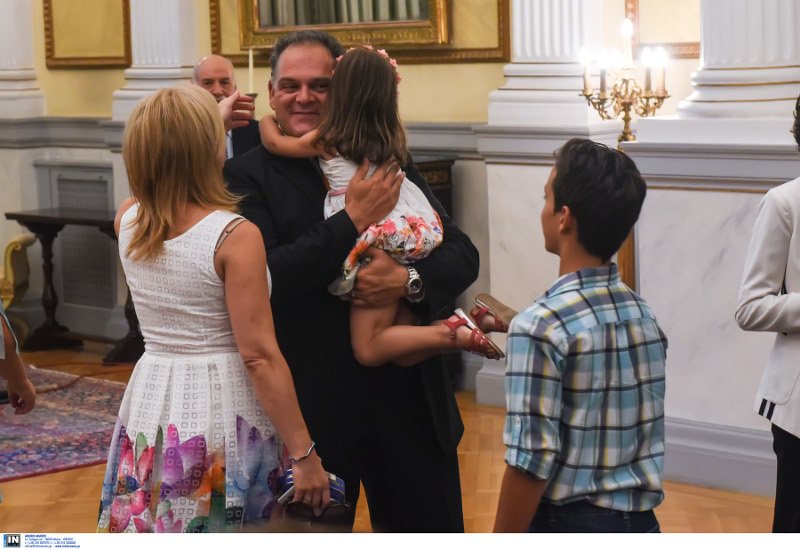 Η πιτσιρίκα που έκλεψε την παράσταση στην ορκωμοσία της κυβέρνησης - Ελιωσε στην αγκαλιά του υπουργού μπαμπά της! [εικόνες] | iefimerida.gr 2