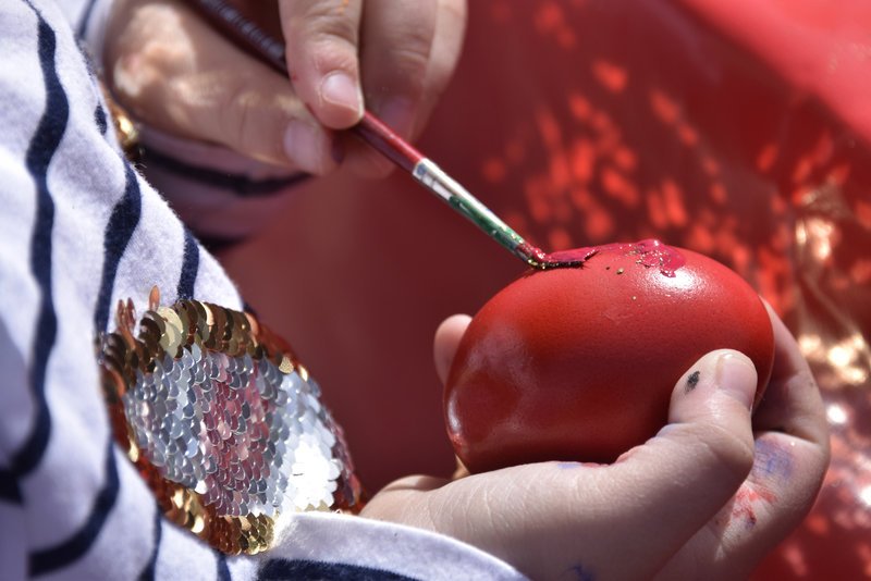  Ναύπλιο: Τα παιδιά έβαψαν τα κόκκινα αυγά στην πλατεία Καποδίστρια [εικόνες] | iefimerida.gr 1