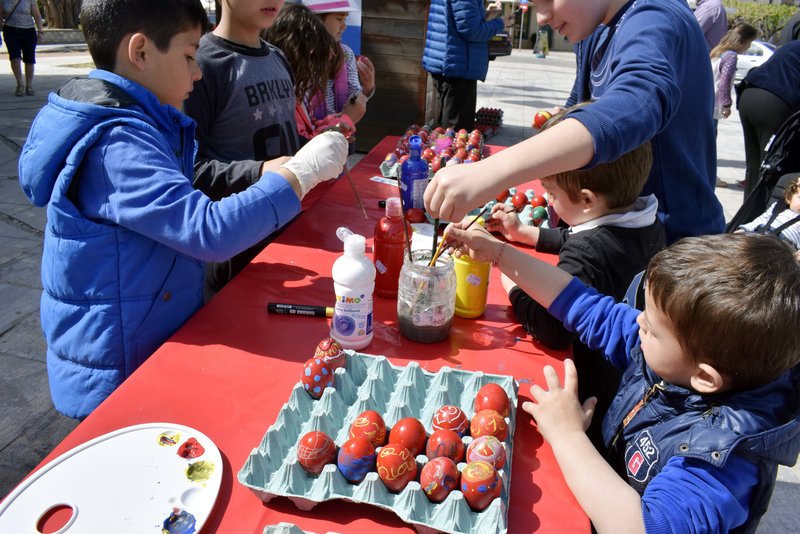  Ναύπλιο: Τα παιδιά έβαψαν τα κόκκινα αυγά στην πλατεία Καποδίστρια [εικόνες] | iefimerida.gr 2