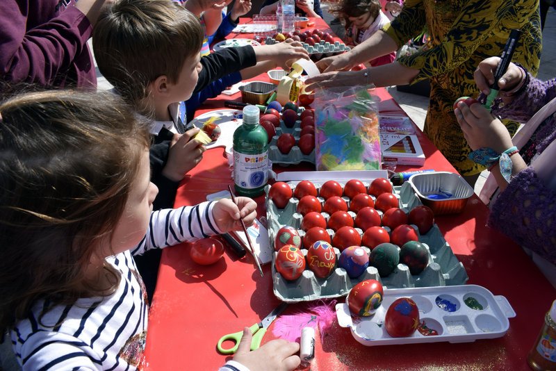  Ναύπλιο: Τα παιδιά έβαψαν τα κόκκινα αυγά στην πλατεία Καποδίστρια [εικόνες] | iefimerida.gr 3