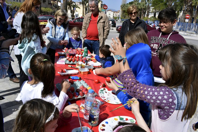  Ναύπλιο: Τα παιδιά έβαψαν τα κόκκινα αυγά στην πλατεία Καποδίστρια [εικόνες] | iefimerida.gr 4