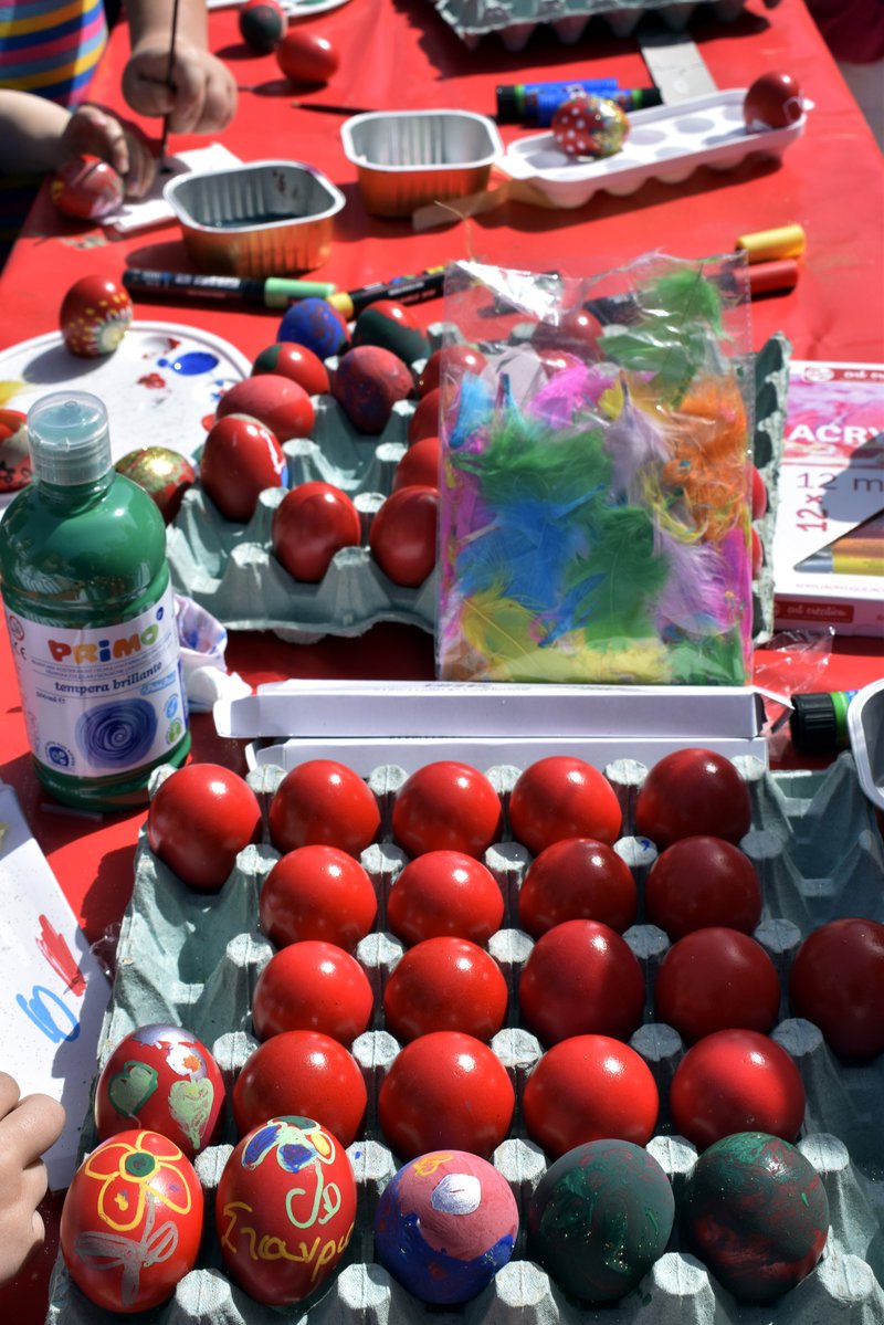  Ναύπλιο: Τα παιδιά έβαψαν τα κόκκινα αυγά στην πλατεία Καποδίστρια [εικόνες] | iefimerida.gr 5