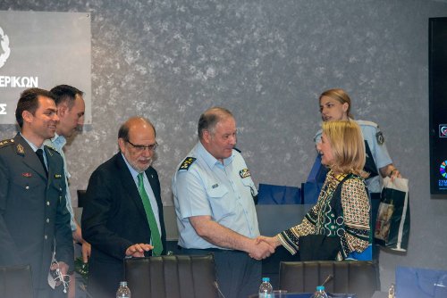 H EΛ.ΑΣ. βράβευσε μικρούς ζωγράφους -Πρώτευσαν σε διαγωνισμό για την οδική βοήθεια [εικόνες] | iefimerida.gr 5