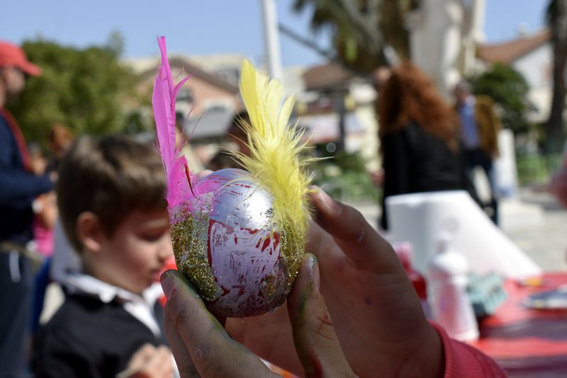  Ναύπλιο: Τα παιδιά έβαψαν τα κόκκινα αυγά στην πλατεία Καποδίστρια [εικόνες] | iefimerida.gr 6