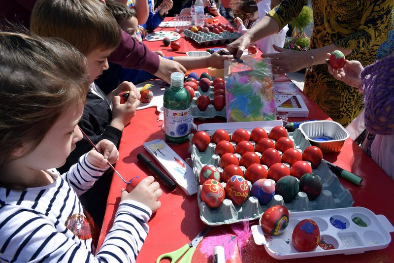  Ναύπλιο: Τα παιδιά έβαψαν τα κόκκινα αυγά στην πλατεία Καποδίστρια [εικόνες] | iefimerida.gr 0