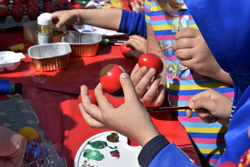 Ναύπλιο: Τα παιδιά έβαψαν τα κόκκινα αυγά στην πλατεία Καποδίστρια [εικόνες] | iefimerida.gr 7