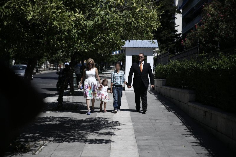 Η πιτσιρίκα που έκλεψε την παράσταση στην ορκωμοσία της κυβέρνησης - Ελιωσε στην αγκαλιά του υπουργού μπαμπά της! [εικόνες] | iefimerida.gr 1