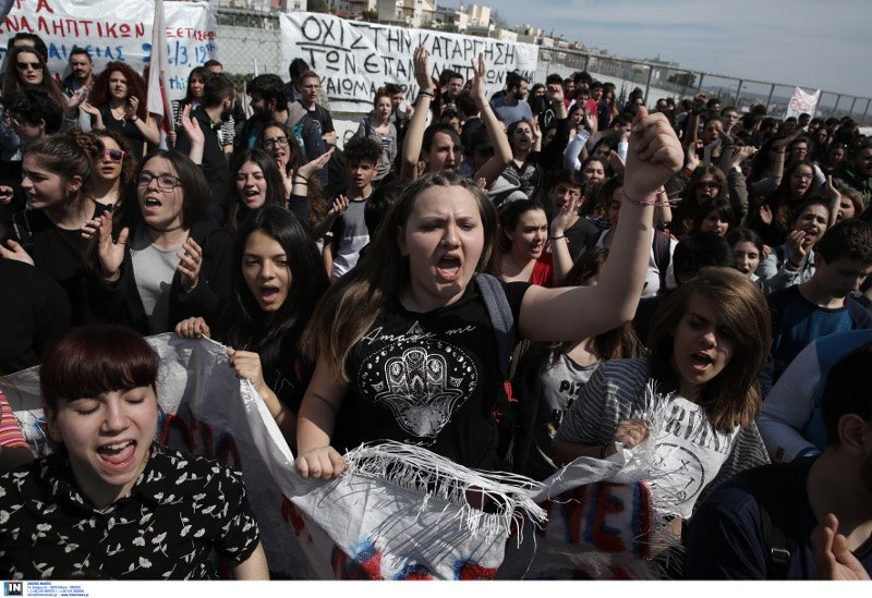 Υπουργείο Παιδείας: Διαμαρτυρία μαθητών και γονέων για τις επαναληπτικές εξετάσεις [εικόνες]  | iefimerida.gr 4