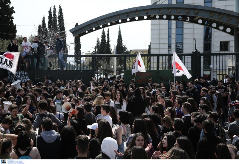 Υπουργείο Παιδείας: Διαμαρτυρία μαθητών και γονέων για τις επαναληπτικές εξετάσεις [εικόνες]  | iefimerida.gr 0