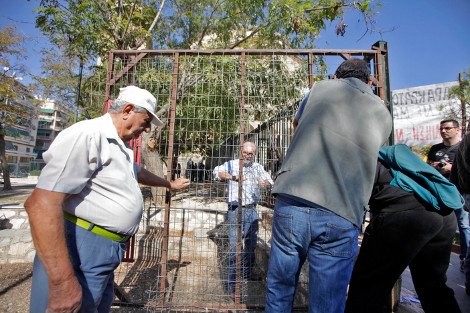 Παιδικά γέλια και πάλι στον Αγιο Παντελεήμονα: Ανοιξε η παιδική χαρά που είχε βάλει λουκέτο ο Δήμος [εικόνες] | iefimerida.gr 0