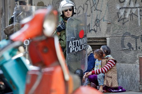 Παιδικά γέλια και πάλι στον Αγιο Παντελεήμονα: Ανοιξε η παιδική χαρά που είχε βάλει λουκέτο ο Δήμος [εικόνες] | iefimerida.gr 3